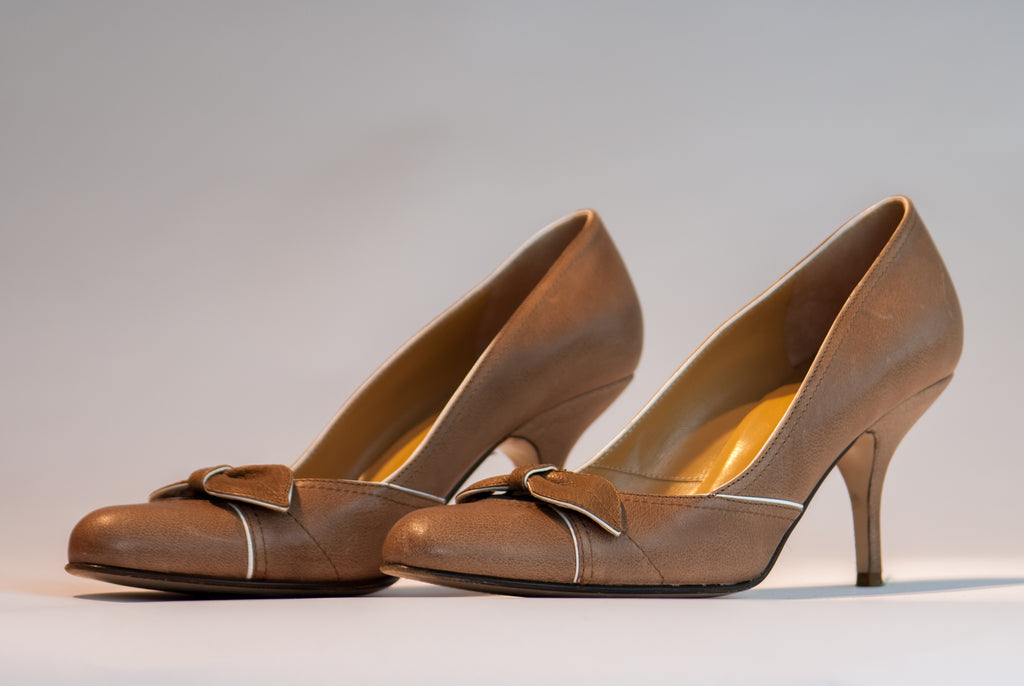 Brown leather shoes with bow